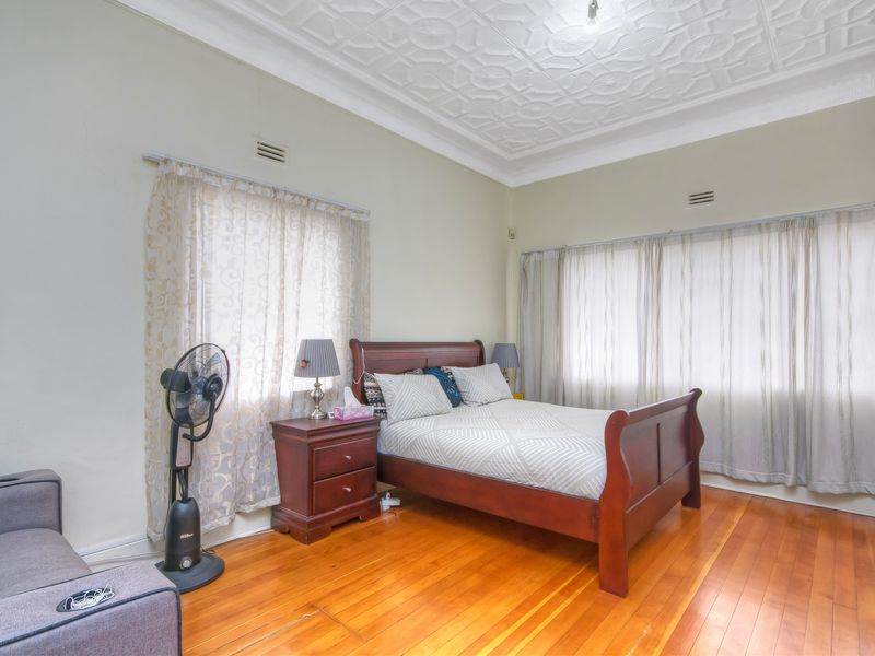 URGENT SELLER RELOCATING.  WELL APPOINTED FAMILY HOME WITH FULLY CONTAINTED COTTAGE . - Photo 8