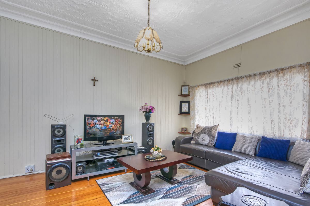 URGENT SELLER RELOCATING.  WELL APPOINTED FAMILY HOME WITH FULLY CONTAINTED COTTAGE . - Photo 4