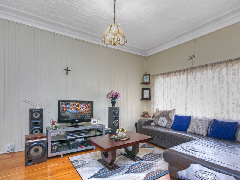 URGENT SELLER RELOCATING.  WELL APPOINTED FAMILY HOME WITH FULLY CONTAINTED COTTAGE . - Photo 4