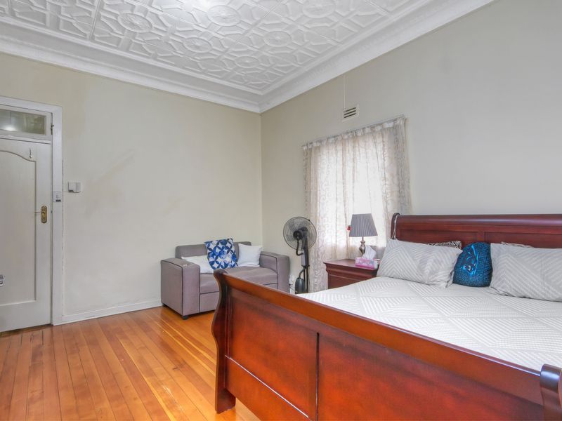 URGENT SELLER RELOCATING.  WELL APPOINTED FAMILY HOME WITH FULLY CONTAINTED COTTAGE . - Photo 7