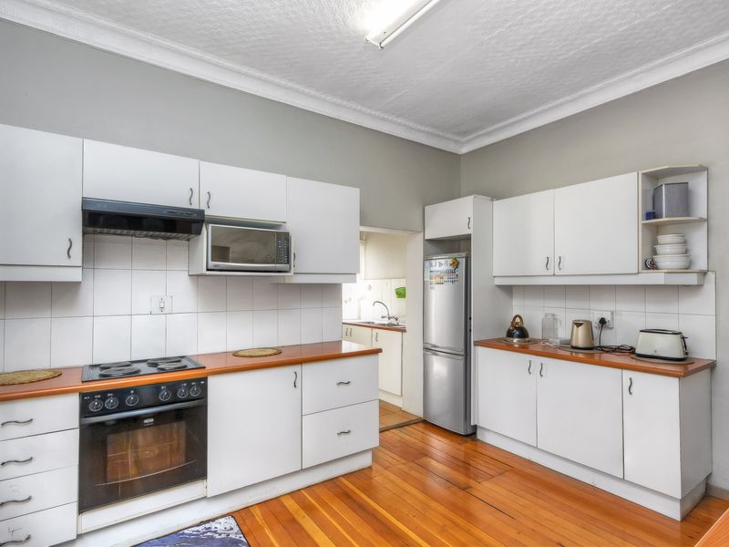 URGENT SELLER RELOCATING.  WELL APPOINTED FAMILY HOME WITH FULLY CONTAINTED COTTAGE . - Photo 6