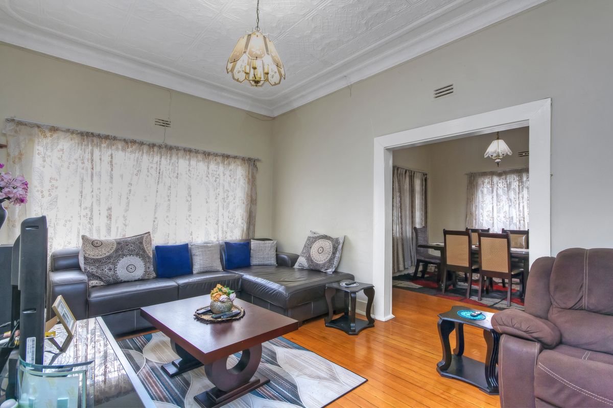 URGENT SELLER RELOCATING.  WELL APPOINTED FAMILY HOME WITH FULLY CONTAINTED COTTAGE . - Photo 2