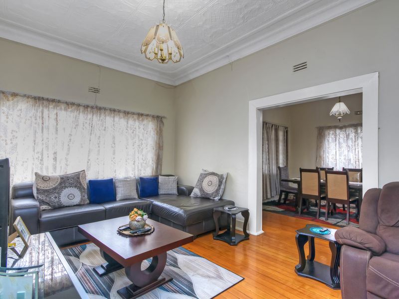 URGENT SELLER RELOCATING.  WELL APPOINTED FAMILY HOME WITH FULLY CONTAINTED COTTAGE . - Photo 2