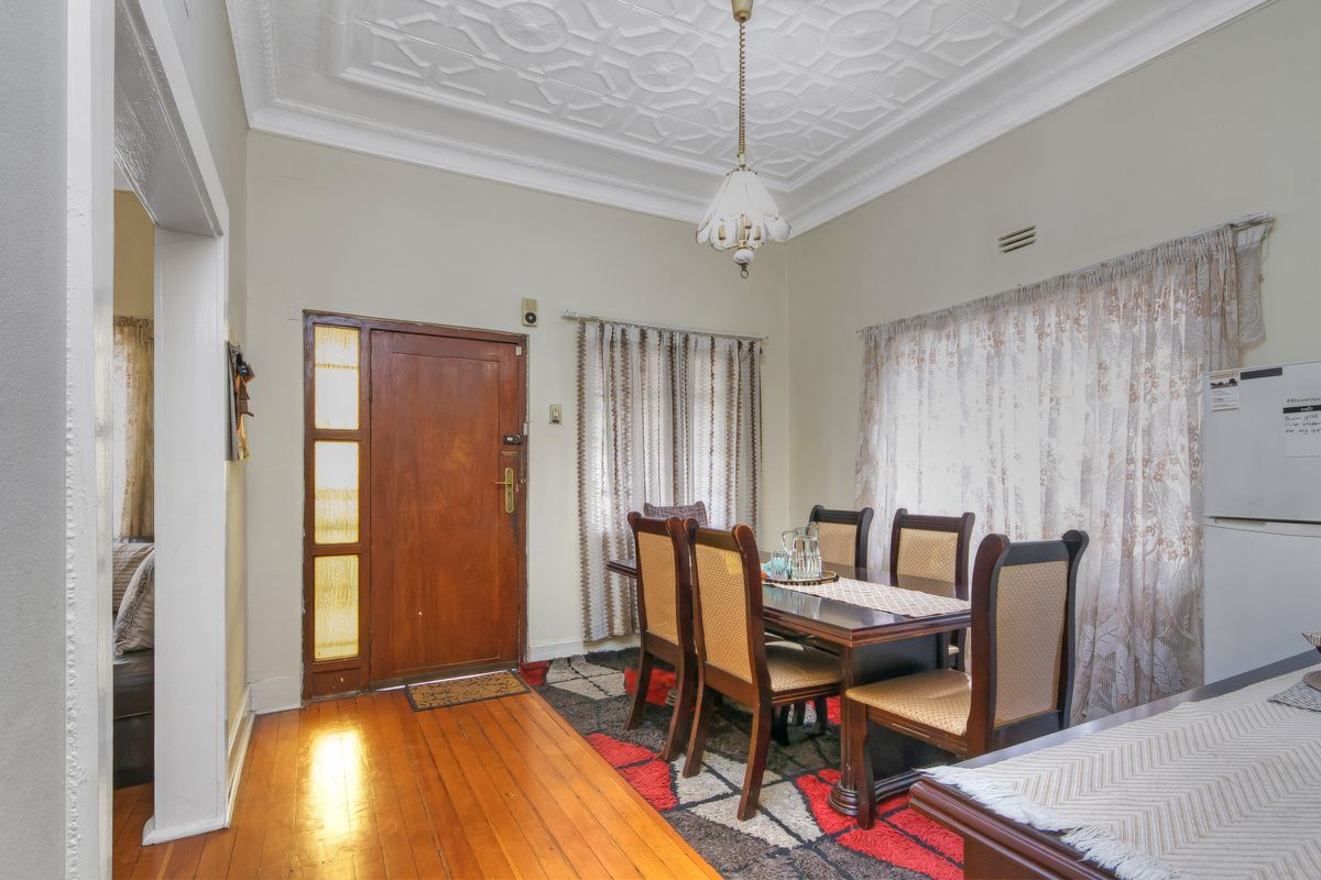 URGENT SELLER RELOCATING.  WELL APPOINTED FAMILY HOME WITH FULLY CONTAINTED COTTAGE . - Photo 3