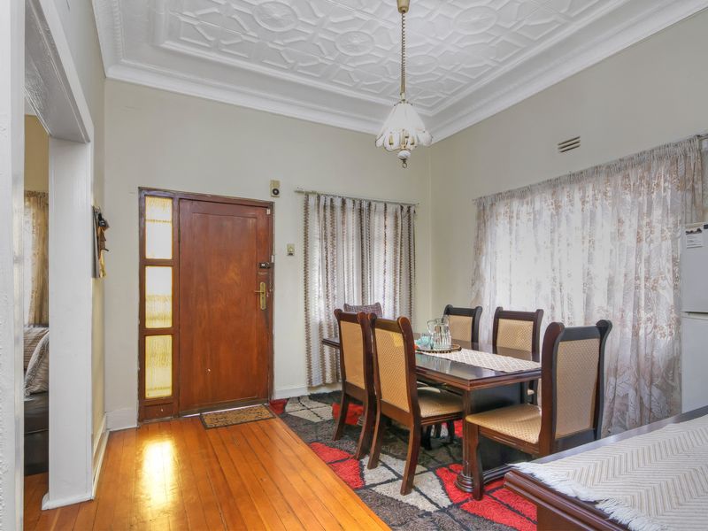 URGENT SELLER RELOCATING.  WELL APPOINTED FAMILY HOME WITH FULLY CONTAINTED COTTAGE . - Photo 3