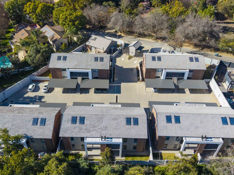 Spacious 3-Bedroom Residence in a Secure Bryanston Estate – Unit 5 at Makarios - Photo 6