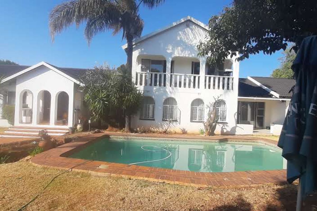 Grand Mansion in Enclosed Area!! - Photo 2