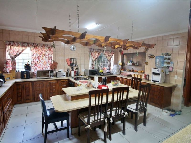 Grand Mansion in Enclosed Area!! - Photo 8