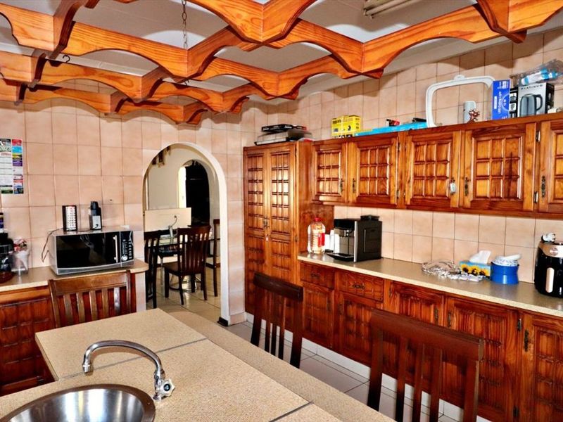 Grand Mansion in Enclosed Area!! - Photo 7