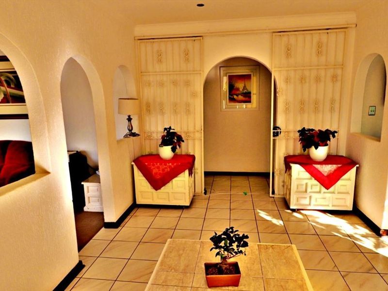 Grand Mansion in Enclosed Area!! - Photo 3
