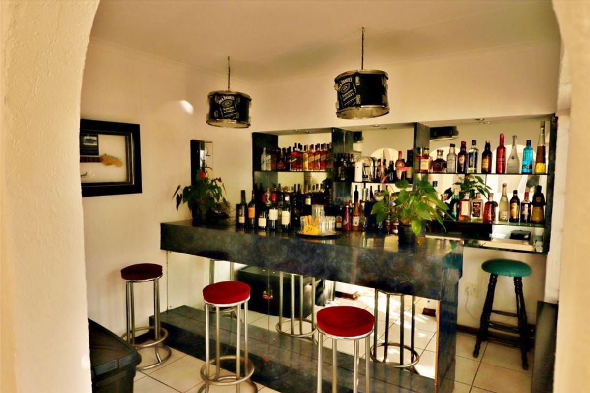 Grand Mansion in Enclosed Area!! - Photo 4