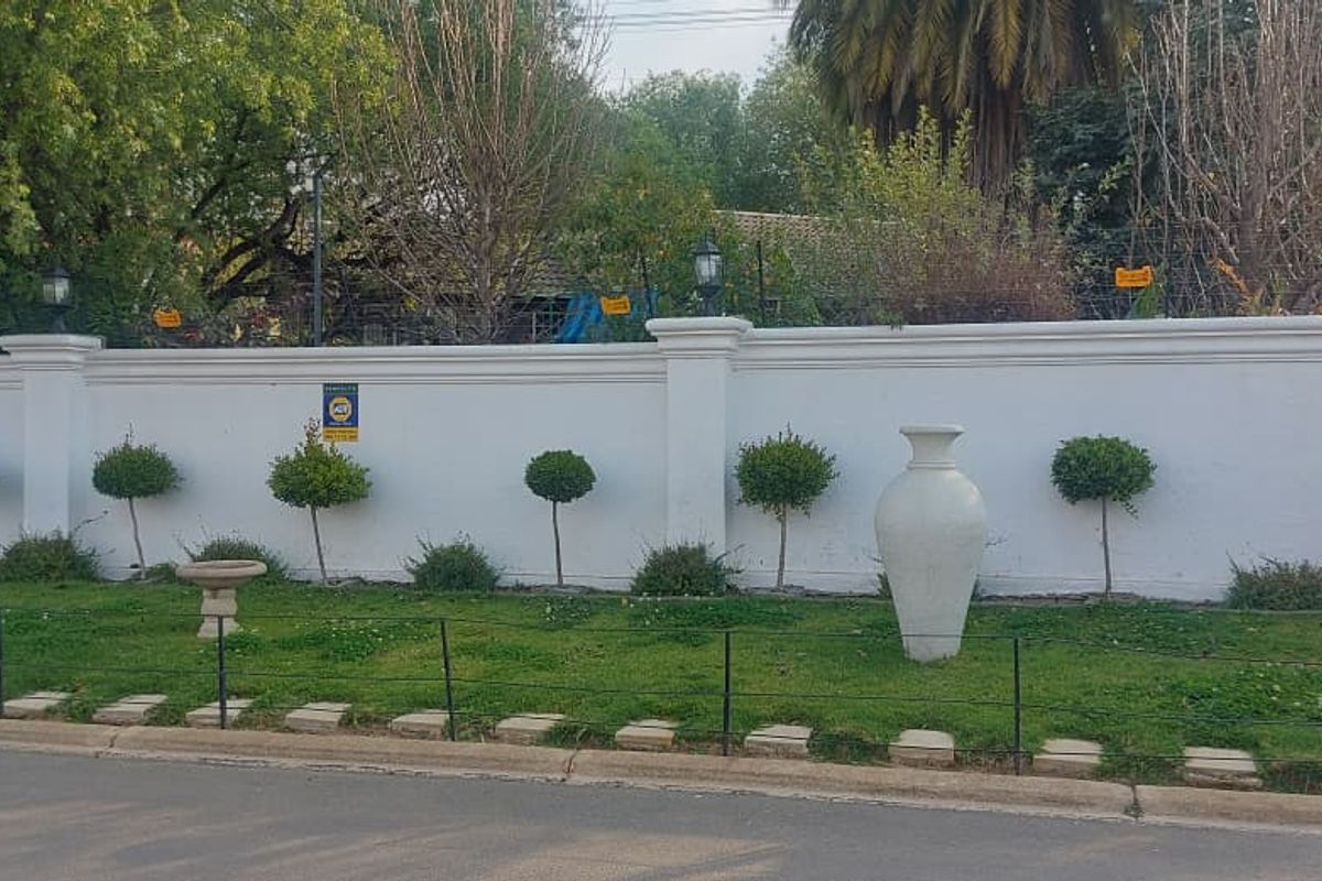 Suburban 3-Bedroom Home with Cottage For Sale in Norkem Park Ext 4 – Great Value for Money! - Photo 2