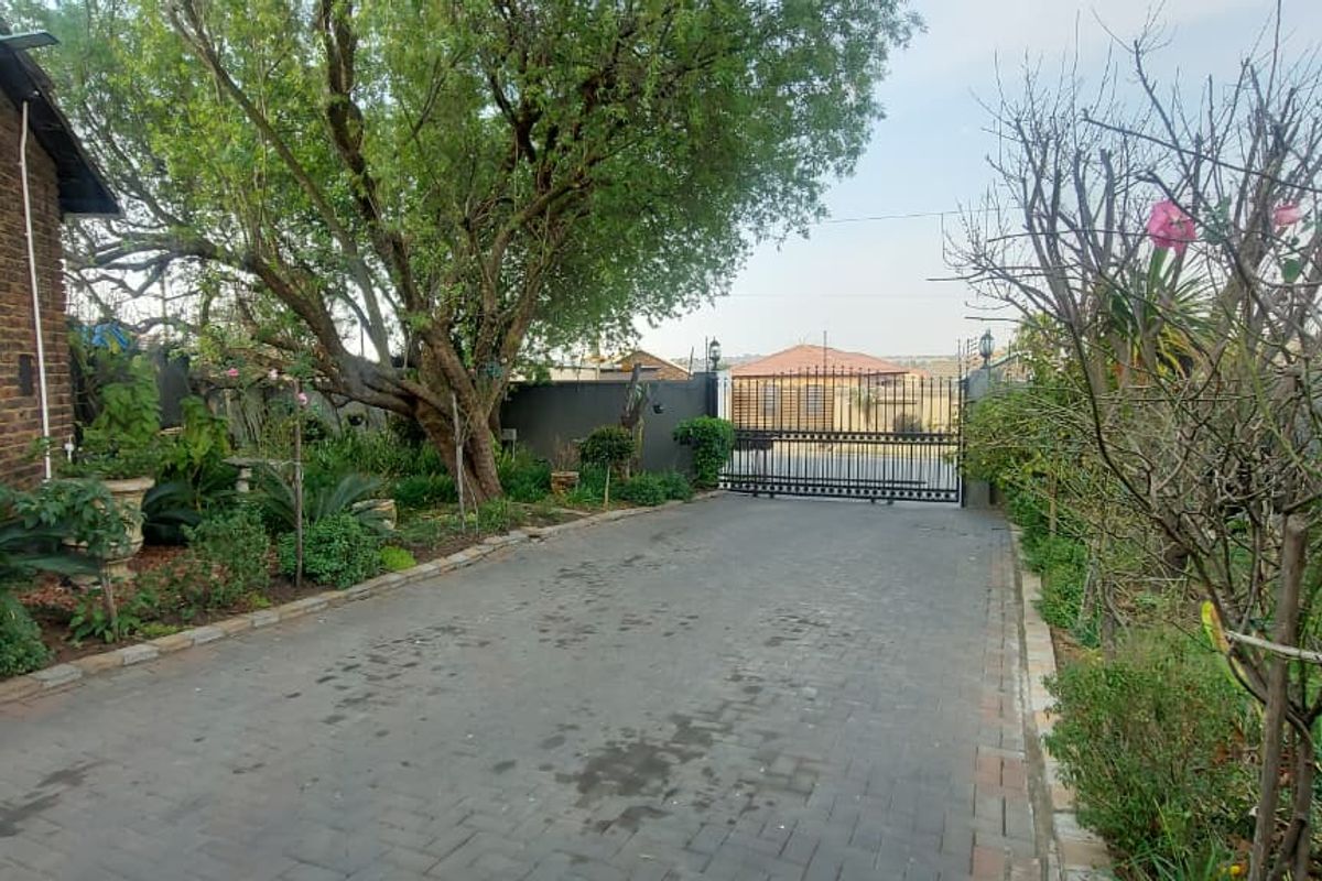 Suburban 3-Bedroom Home with Cottage For Sale in Norkem Park Ext 4 – Great Value for Money! - Photo 4