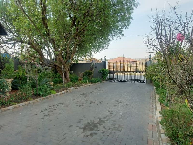 Suburban 3-Bedroom Home with Cottage For Sale in Norkem Park Ext 4 – Great Value for Money! - Photo 4