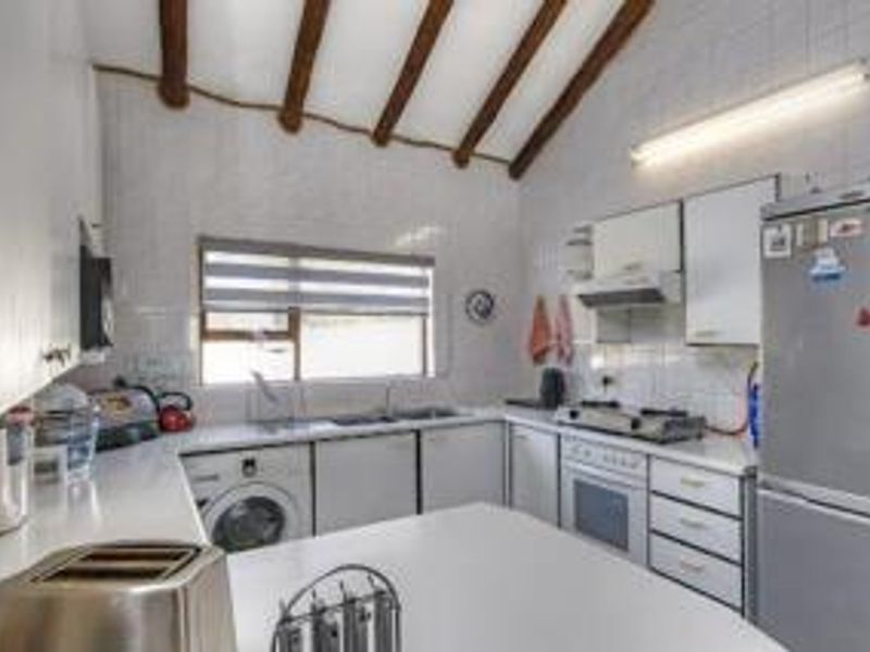 3 BED APARTMENT WITH UPSTAIRS AREA - Photo 7