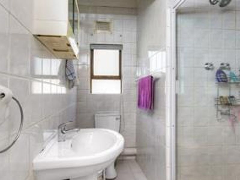 3 BED APARTMENT WITH UPSTAIRS AREA - Photo 8