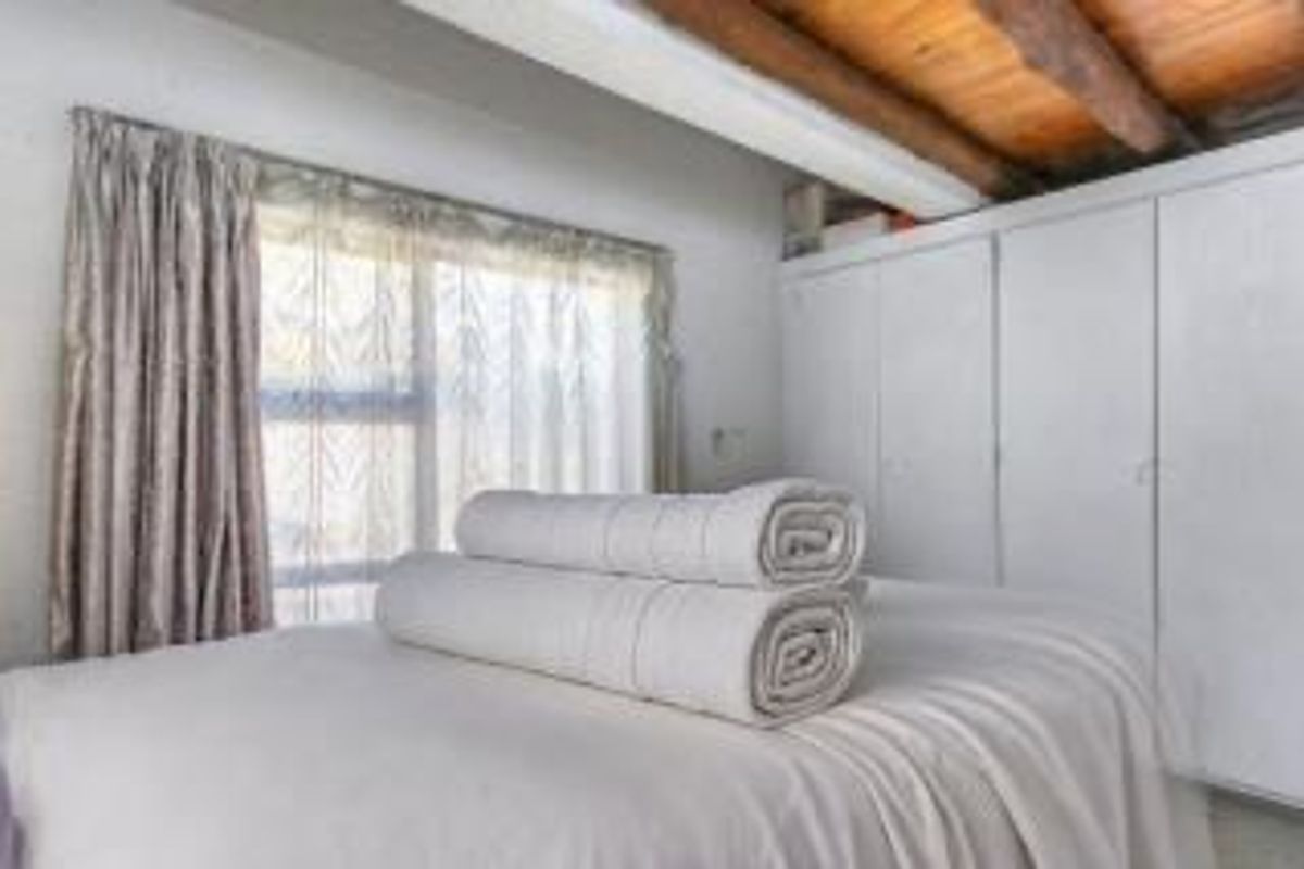 3 BED APARTMENT WITH UPSTAIRS AREA - Photo 5