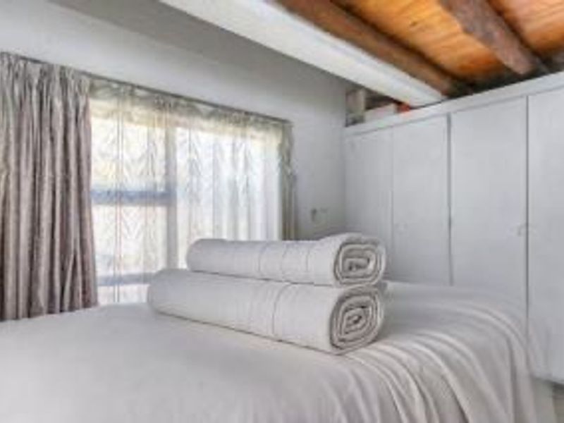 3 BED APARTMENT WITH UPSTAIRS AREA - Photo 5