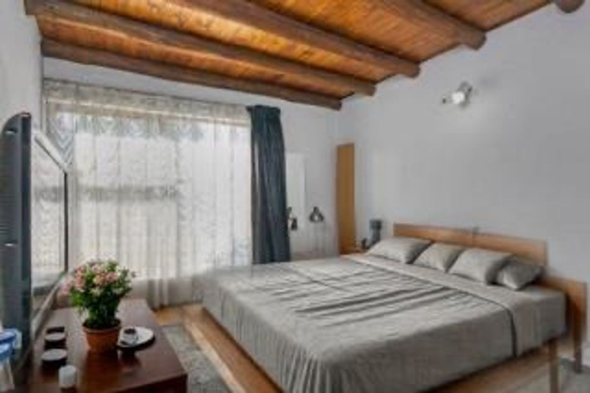 3 BED APARTMENT WITH UPSTAIRS AREA - Photo 4