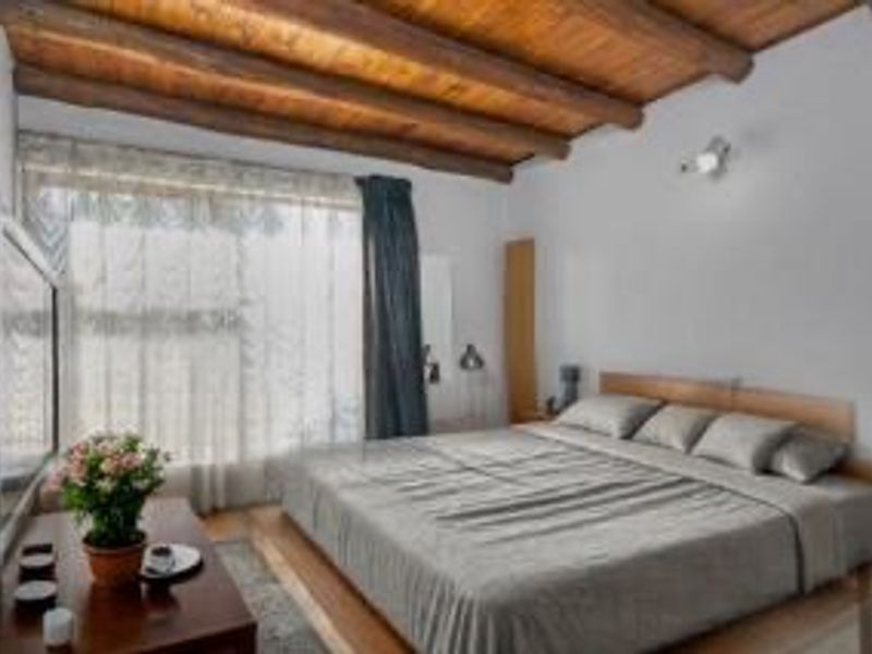 3 BED APARTMENT WITH UPSTAIRS AREA - Photo 4