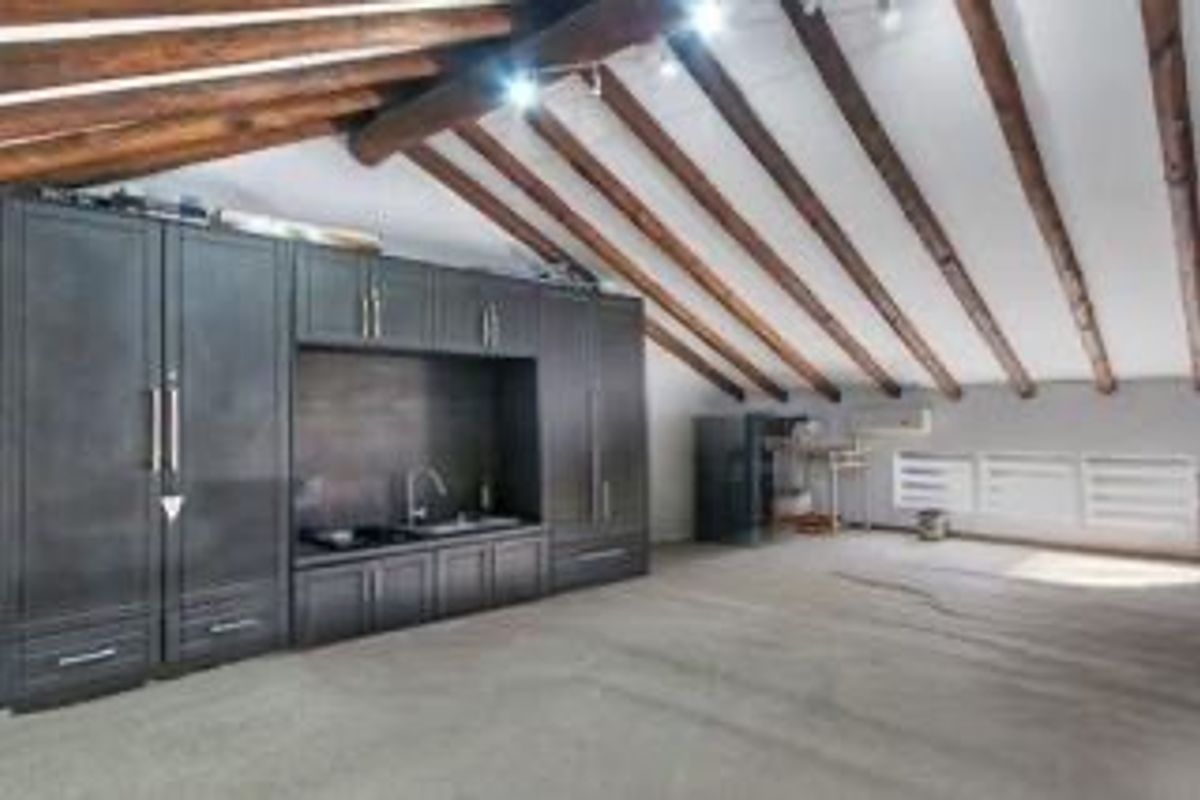 3 BED APARTMENT WITH UPSTAIRS AREA - Photo 3