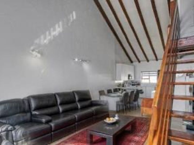 3 BED APARTMENT WITH UPSTAIRS AREA - Photo 2