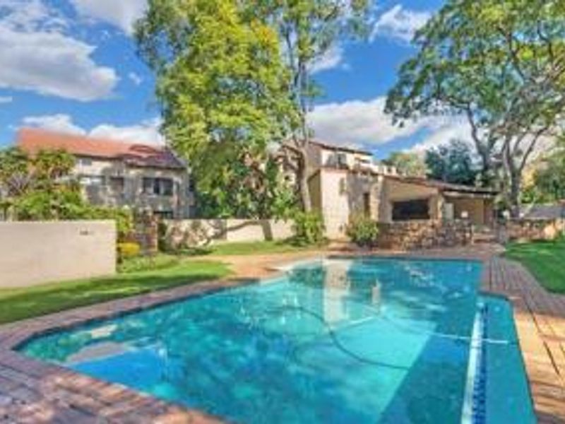 3 BED APARTMENT WITH UPSTAIRS AREA - Photo 9