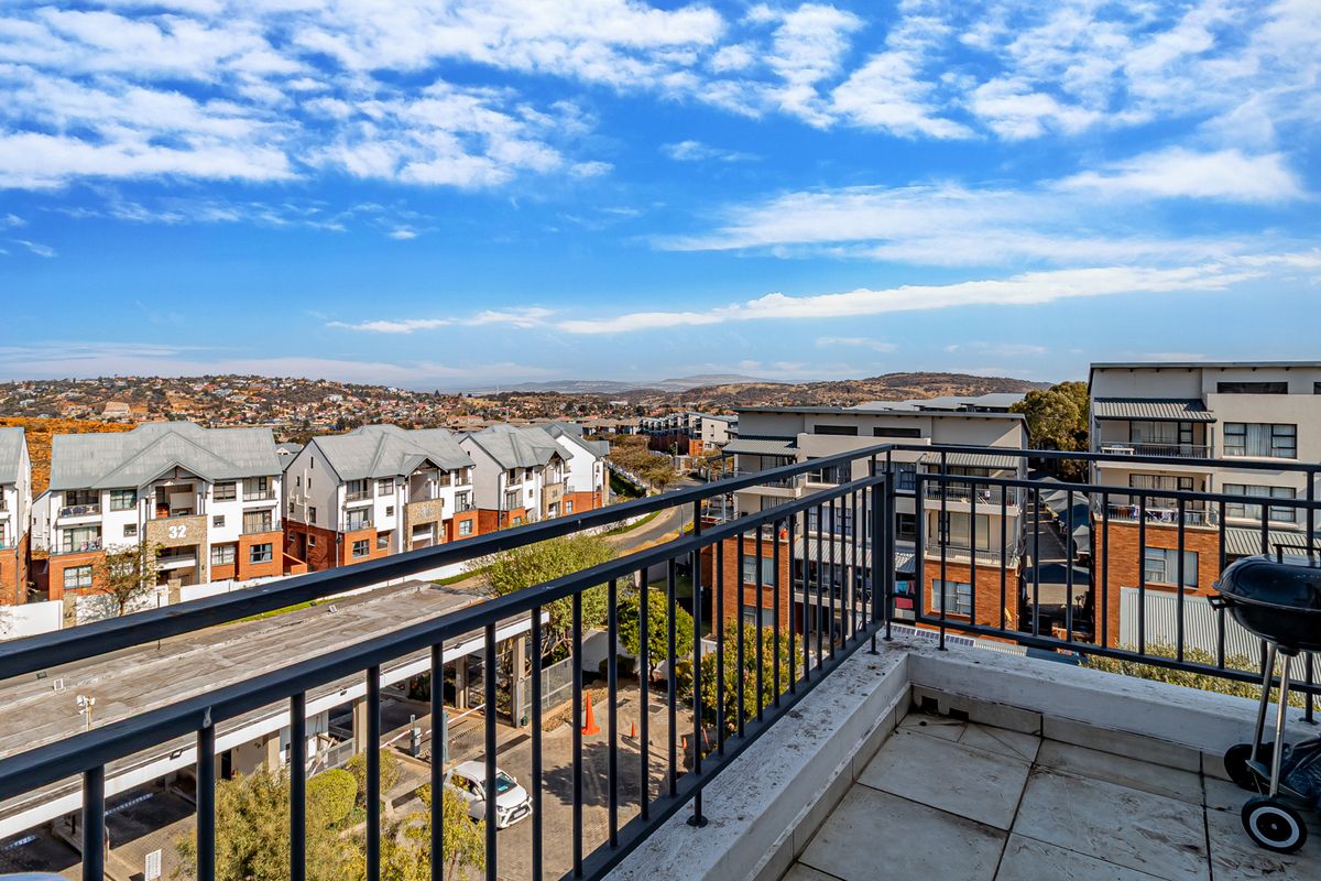 Luxurious 1-Bedroom Apartment in Oakdene - Photo 2