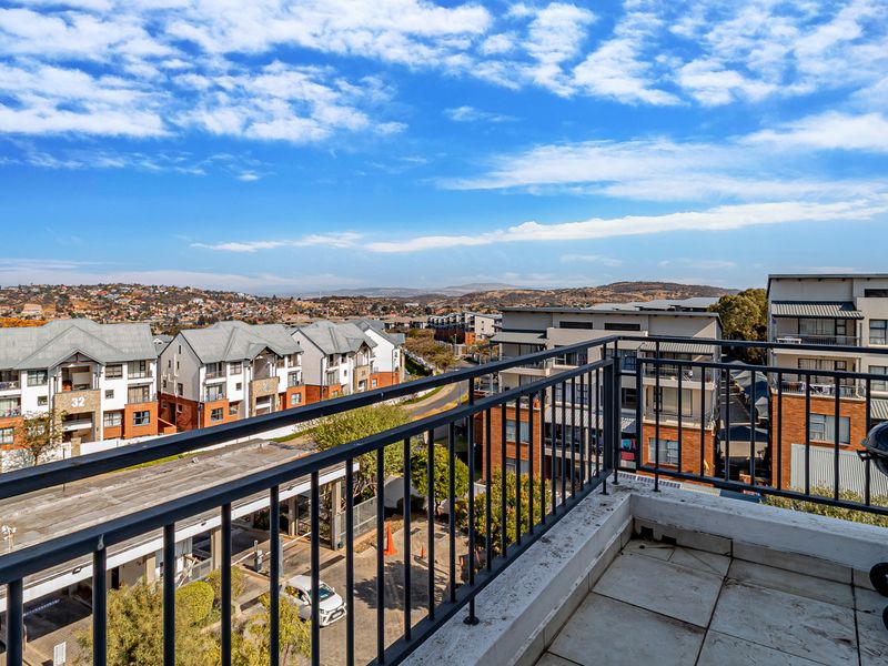 Luxurious 1-Bedroom Apartment in Oakdene - Photo 2