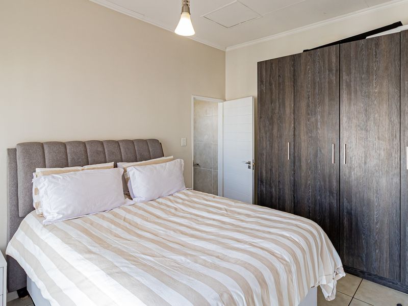 Luxurious 1-Bedroom Apartment in Oakdene - Photo 9