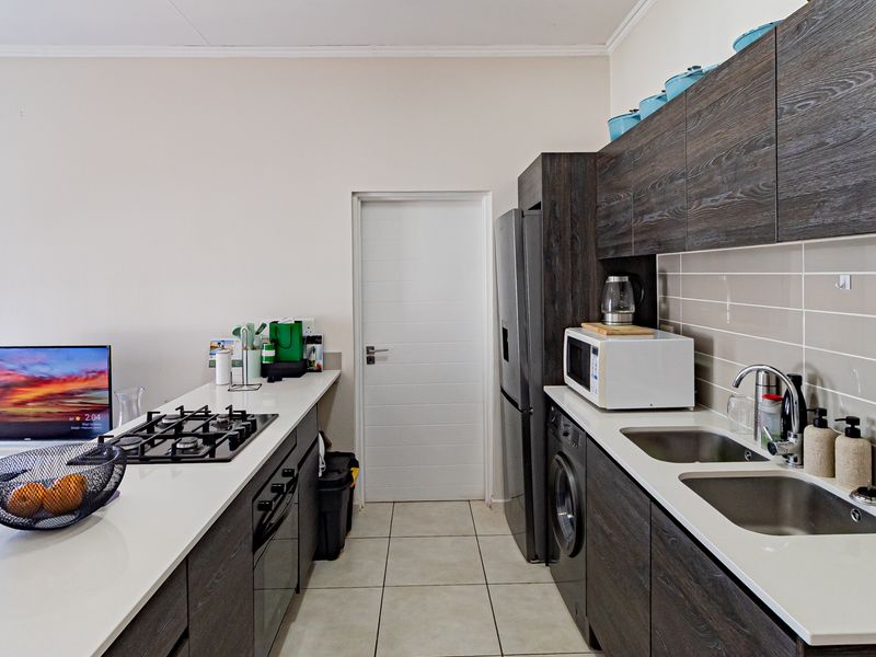 Luxurious 1-Bedroom Apartment in Oakdene - Photo 6