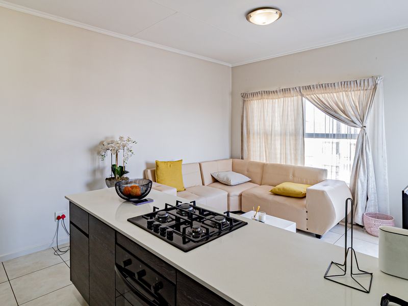 Luxurious 1-Bedroom Apartment in Oakdene - Photo 7