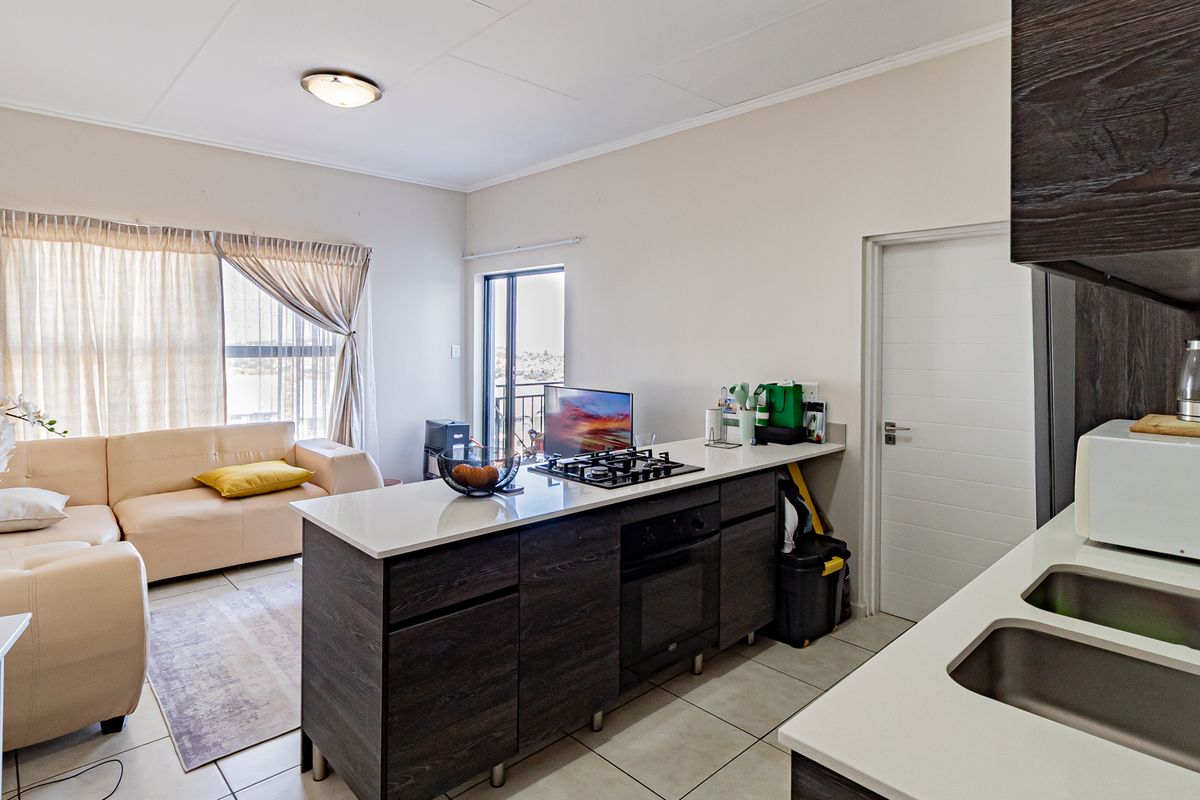 Luxurious 1-Bedroom Apartment in Oakdene - Photo 5