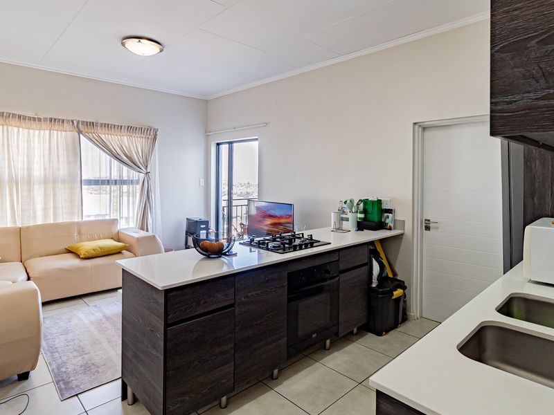 Luxurious 1-Bedroom Apartment in Oakdene - Photo 5