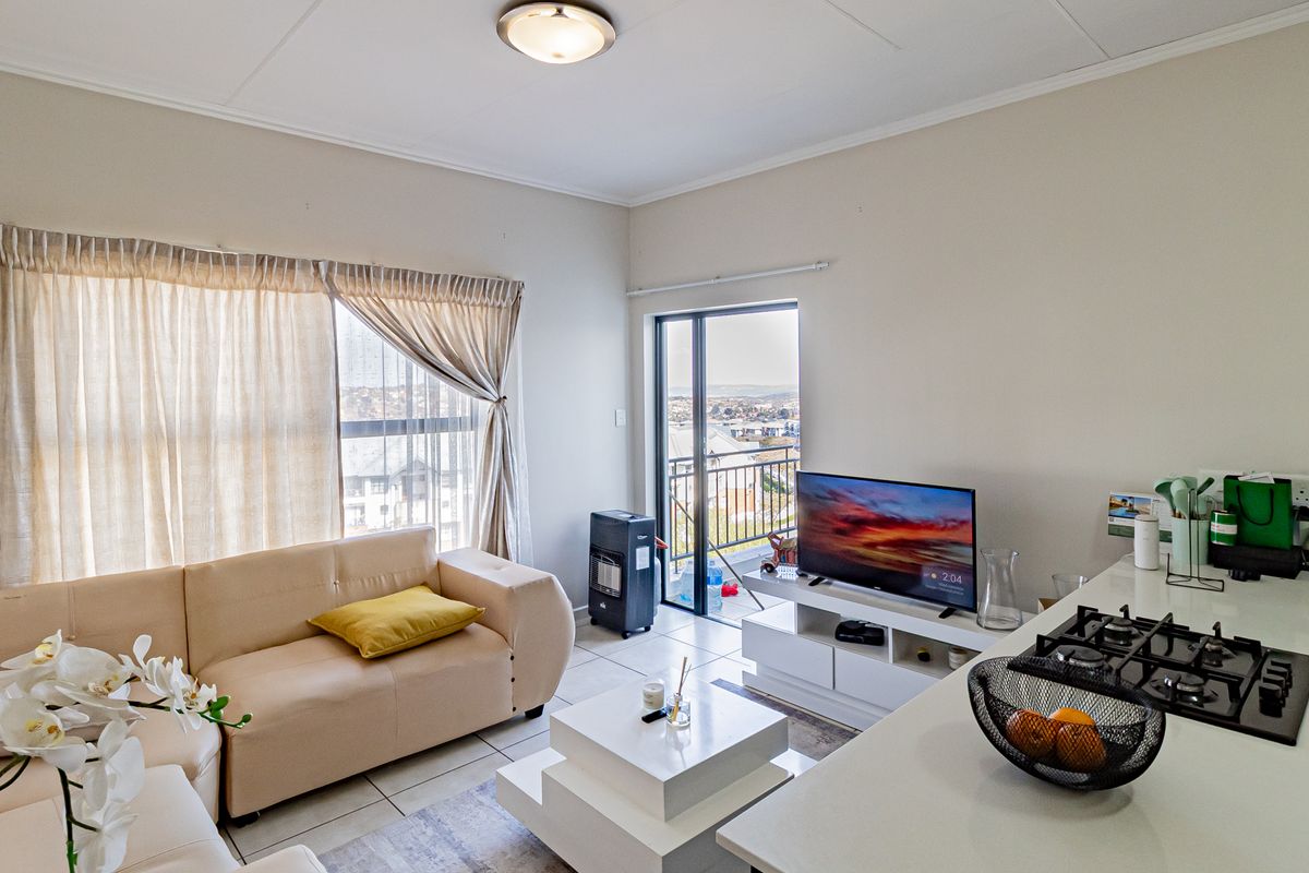 Luxurious 1-Bedroom Apartment in Oakdene - Photo 3