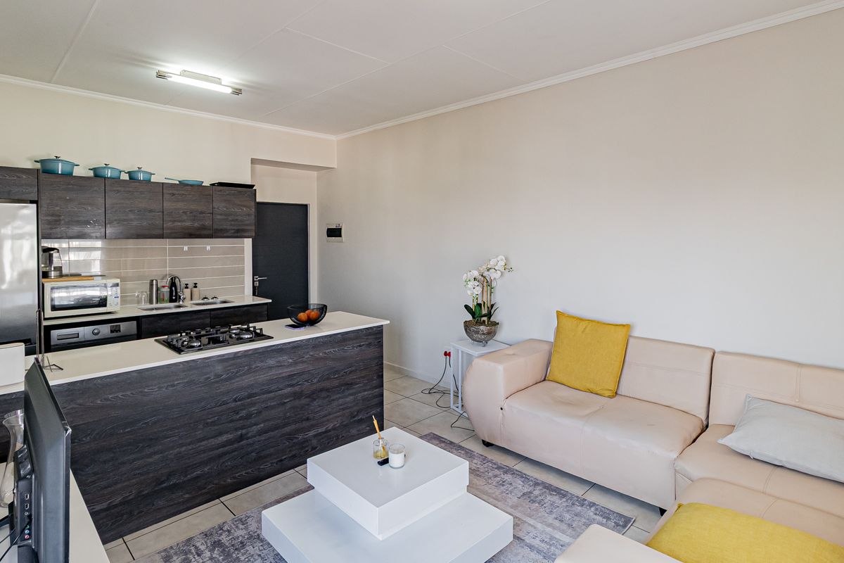 Luxurious 1-Bedroom Apartment in Oakdene - Photo 4