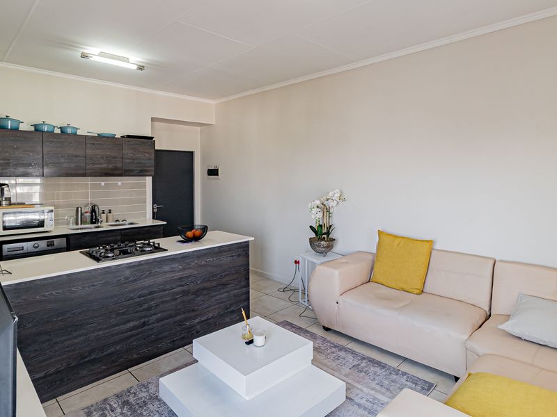 Luxurious 1-Bedroom Apartment in Oakdene - Photo 4