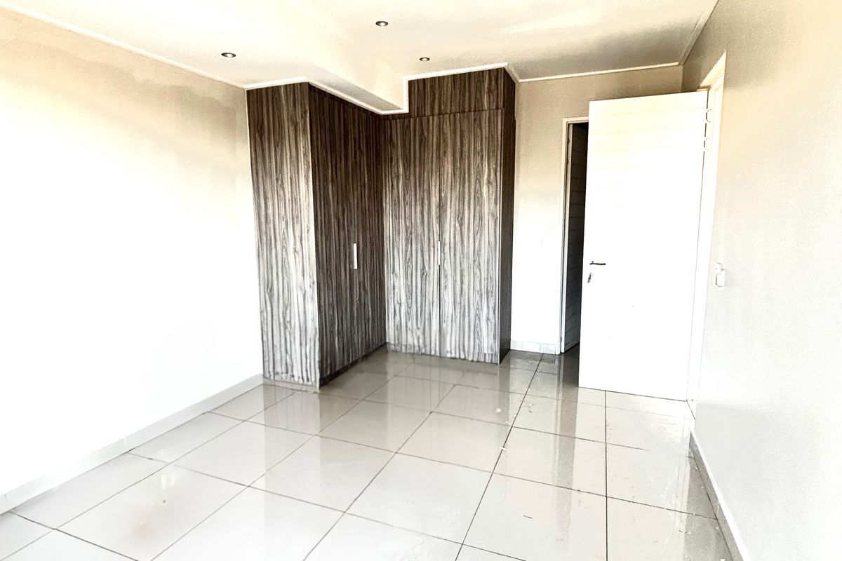 Incredible 2 Bed 2.5 bath modern apartment - Photo 4