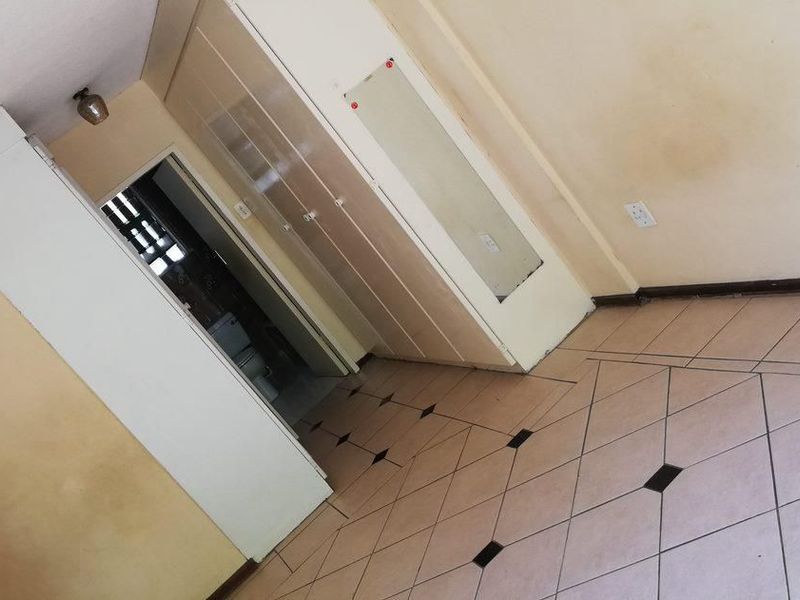 GROUND FLOOR UNIT - Current rental income R10 600.00 pm - Photo 8