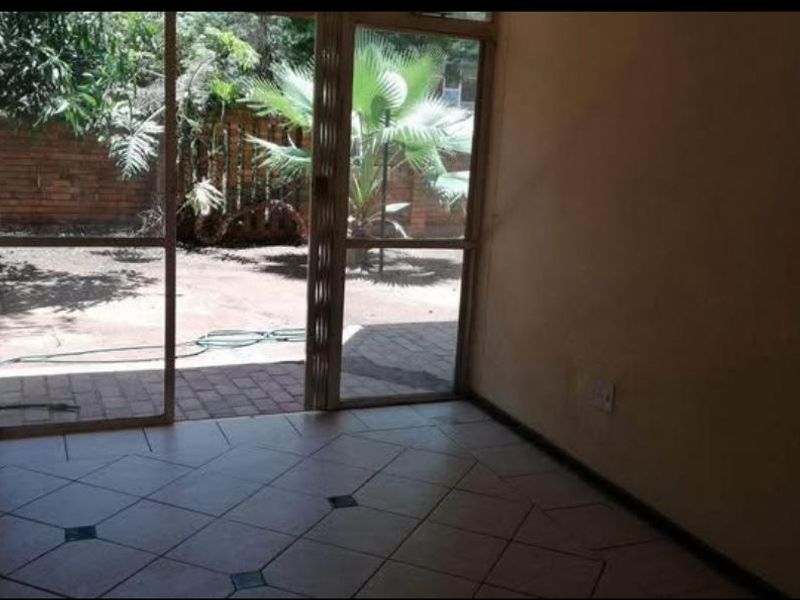 GROUND FLOOR UNIT - Current rental income R10 600.00 pm - Photo 6