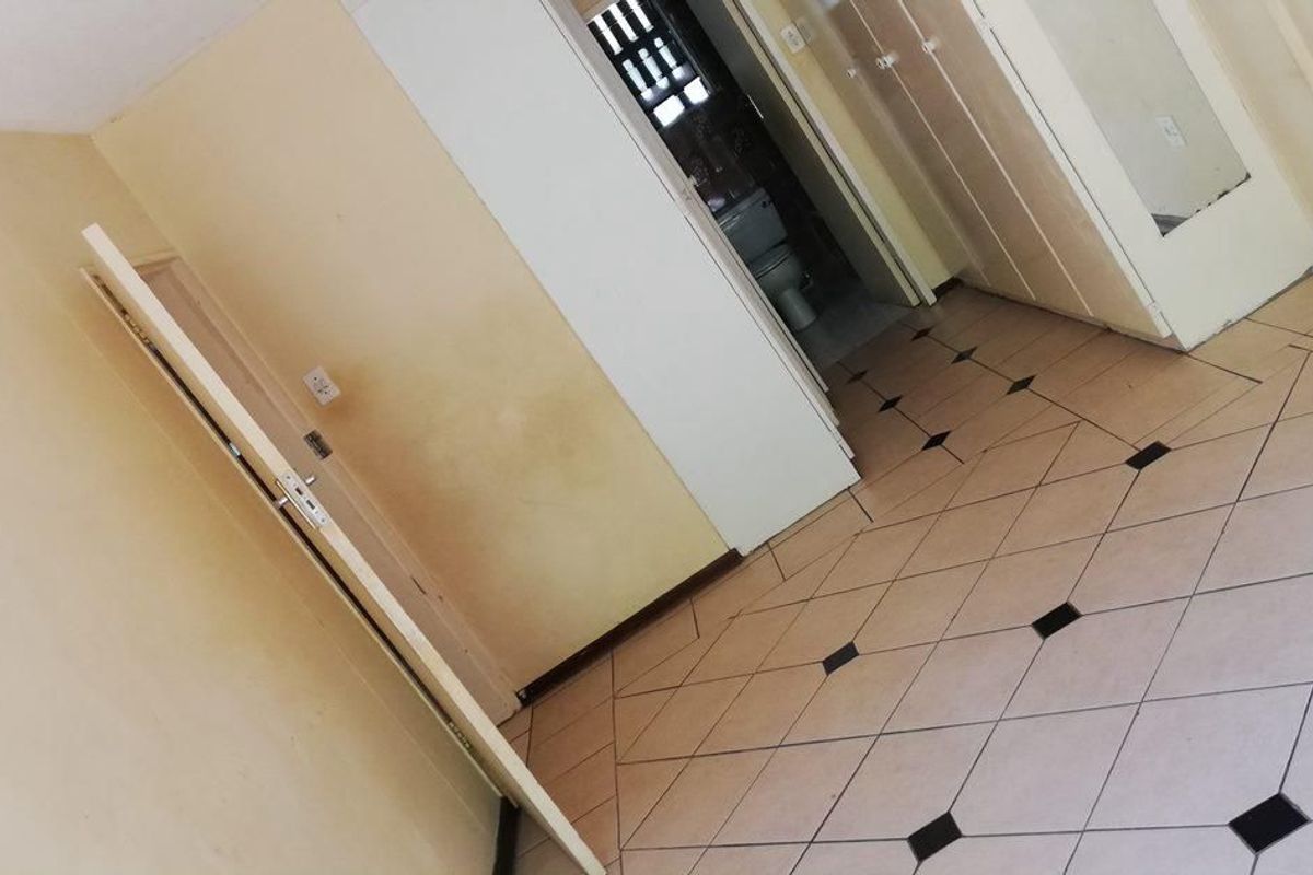 GROUND FLOOR UNIT - Current rental income R10 600.00 pm - Photo 4