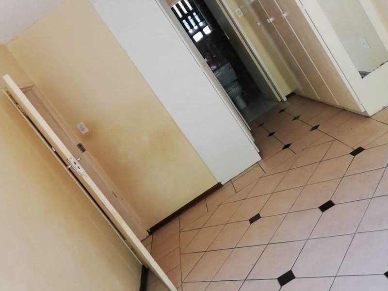 GROUND FLOOR UNIT - Current rental income R10 600.00 pm - Photo 4