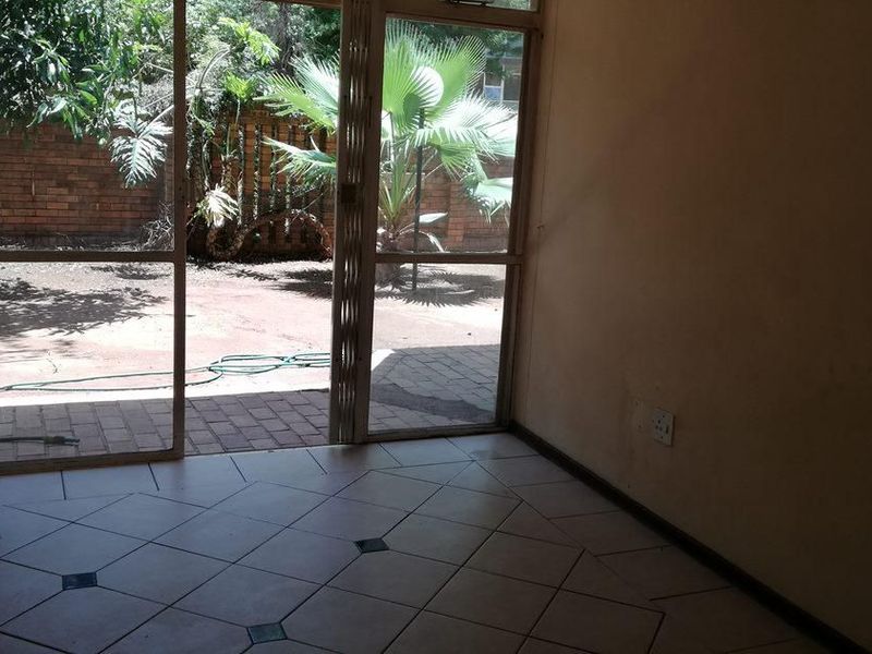 GROUND FLOOR UNIT - Current rental income R10 600.00 pm - Photo 3