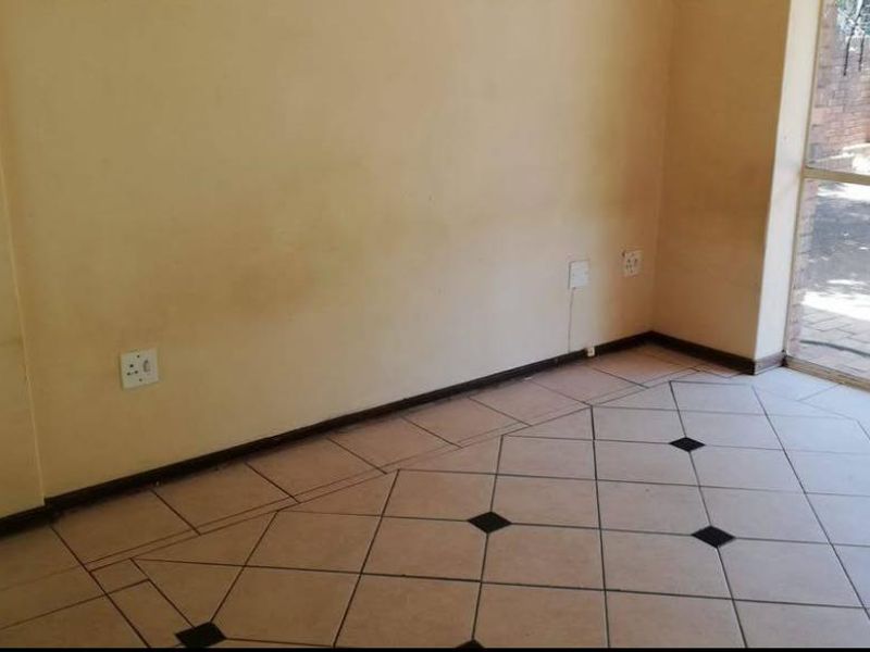 GROUND FLOOR UNIT - Current rental income R10 600.00 pm - Photo 9