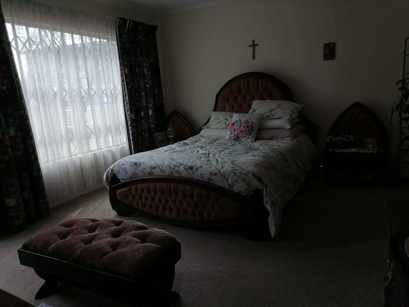 Sunny Family Home with Sparkling Blue Swimming Pool in Cresslawn, waiting for its New Owner. - Photo 10