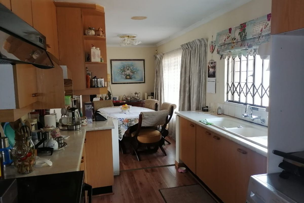 Sunny Family Home with Sparkling Blue Swimming Pool in Cresslawn, waiting for its New Owner. - Photo 4