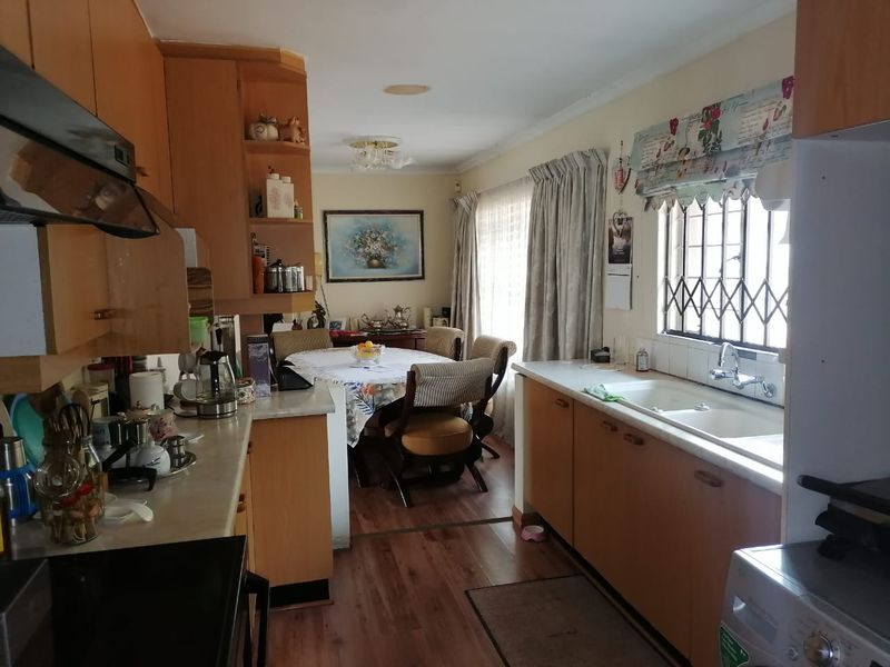 Sunny Family Home with Sparkling Blue Swimming Pool in Cresslawn, waiting for its New Owner. - Photo 4