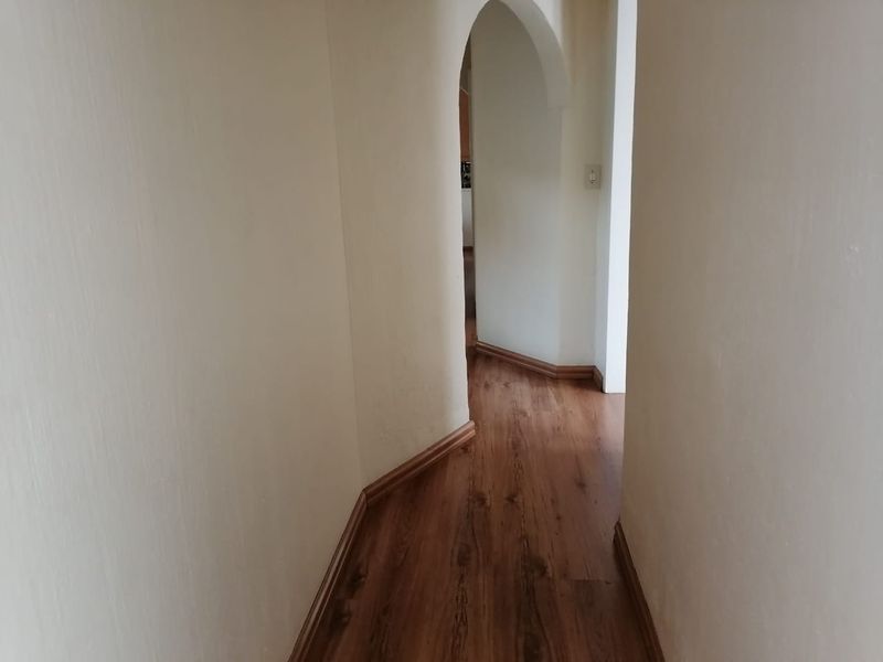 Sunny Family Home with Sparkling Blue Swimming Pool in Cresslawn, waiting for its New Owner. - Photo 9