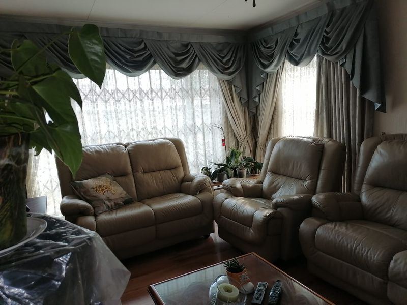 Sunny Family Home with Sparkling Blue Swimming Pool in Cresslawn, waiting for its New Owner. - Photo 8