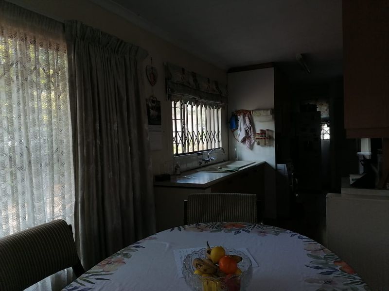 Sunny Family Home with Sparkling Blue Swimming Pool in Cresslawn, waiting for its New Owner. - Photo 6